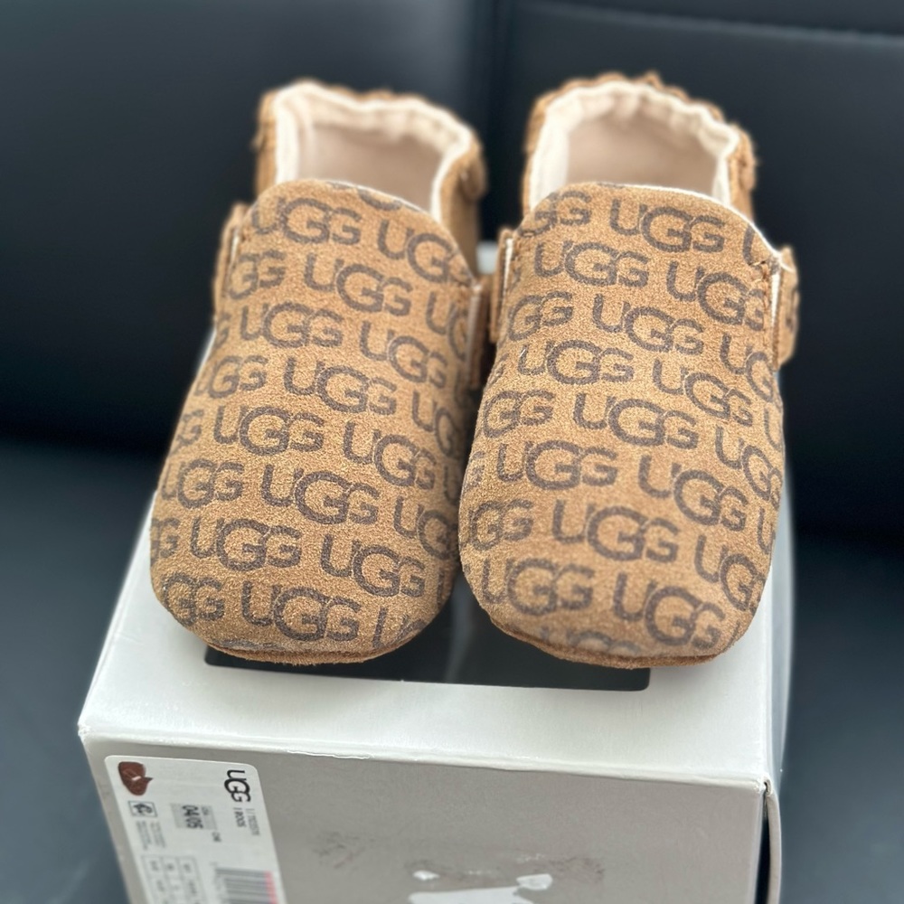 LIKE NEW UGG Slippers Soft Bottom 4/5c